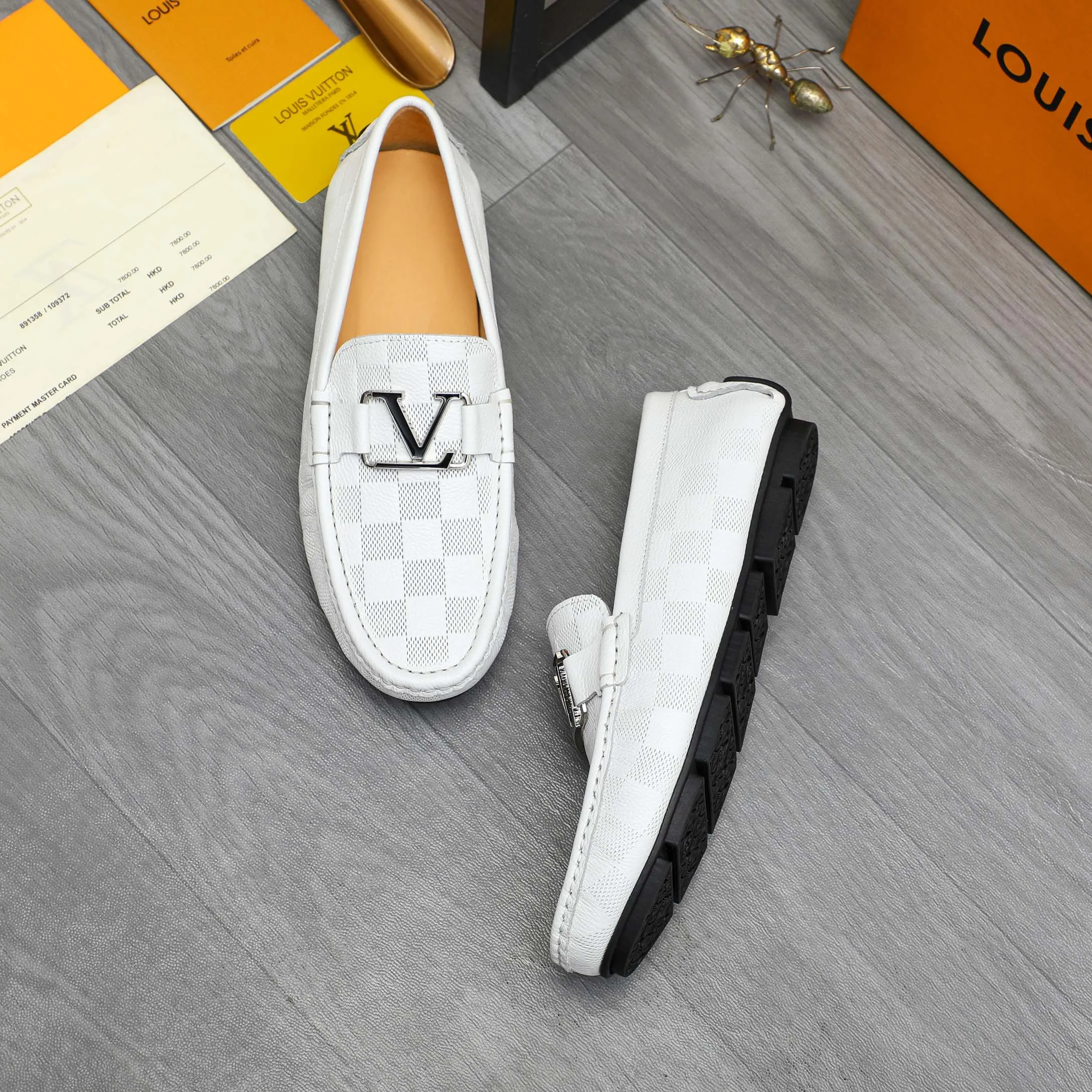 Men's shoes 💰p380 Product trademark: LV "Louis Vuitton" casual slip-on men's shoes Regular size: 38-45 Product materials: Selected classic embossed plaid upper, pigskin lining, rubber outsole